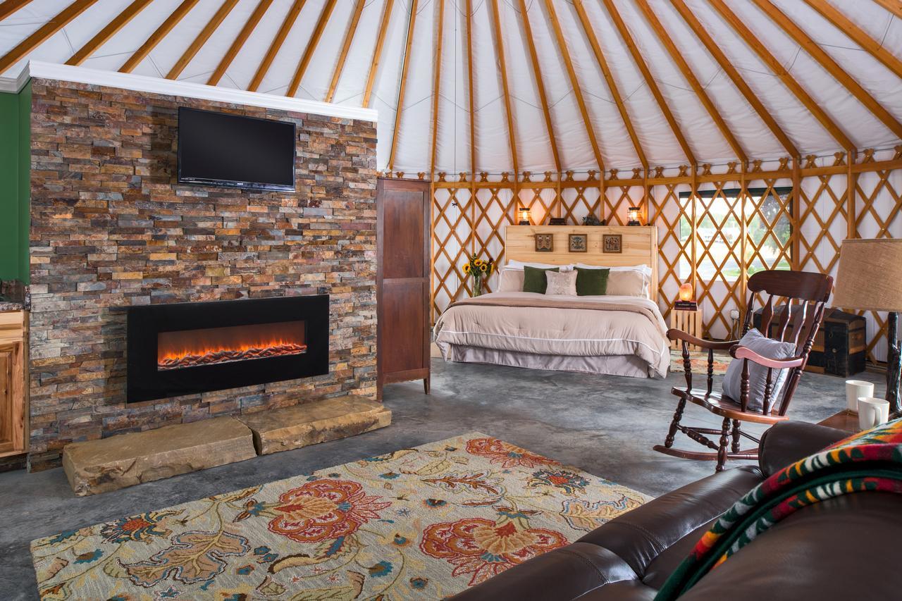 Yale Manor B&B & Yurt Glamping Exteriér fotografie